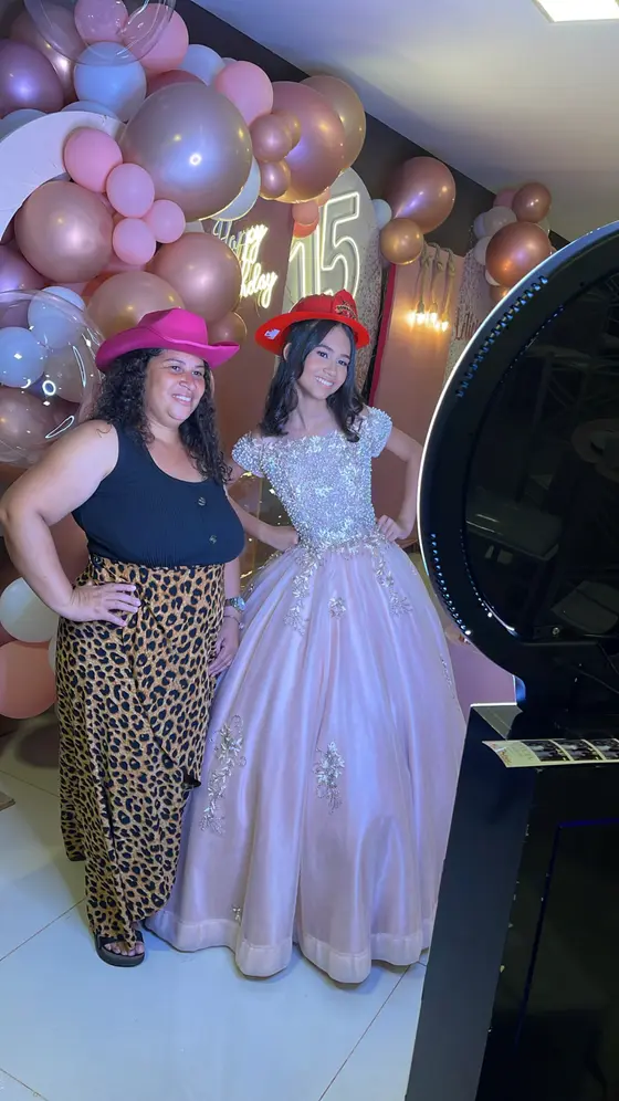 Debutante e convidados em festa de 15 anos com o totem Foto Infinity