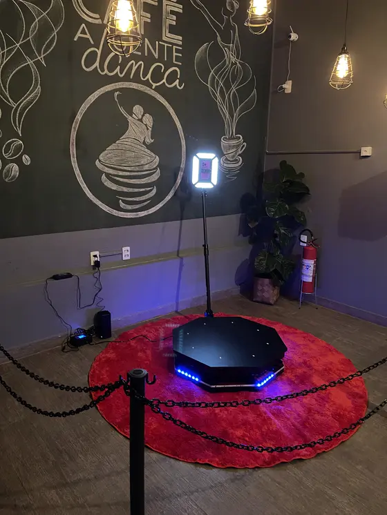 Plataforma 360 montada em salão com base iluminada
